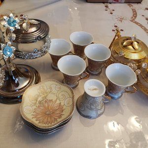 6 TEA / COFFEE CUPS , WITH 6 SAUSERS / 2 SEPARATE SUGAR GLASS CONTAINERS